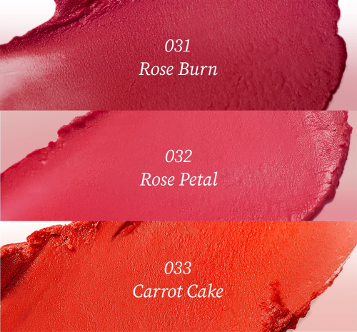 TOCOBO Powder Cream Lip Balm tube 3.5 g in pastel colour with powder-matte finish swatch on lips for soft blurred effect